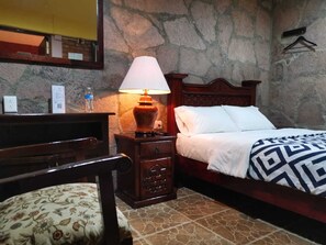 Habitación estándar | Sistema de insonorización, tabla de planchar con plancha, wifi gratis