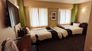 双床房, 无烟房 (2 Small Double Beds) | 防过敏的被褥、客房内保险箱、办公桌、熨斗/熨板