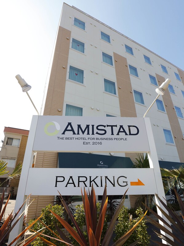 A sign for Amistad hotel with a direction to parking. - Amistad Hotel (Matsuura)