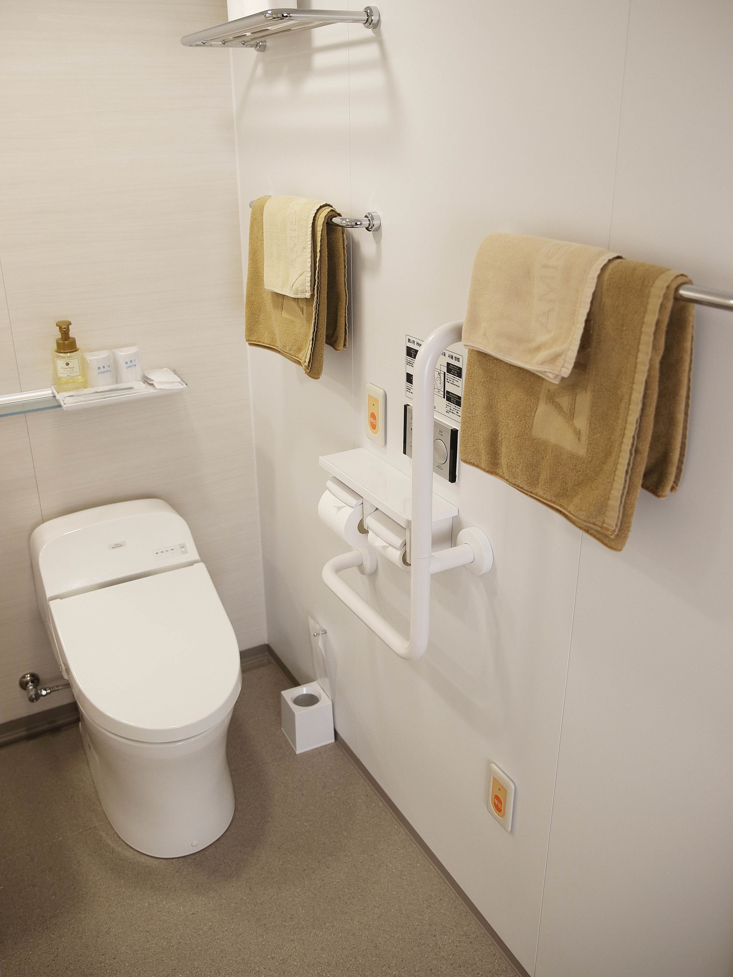 twin room, non smoking (2 small double beds) | bathroom | free toiletries, hair dryer, slippers, bidet