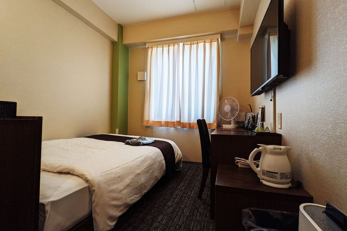 hypo-allergenic bedding, in-room safe, desk, iron/ironing board