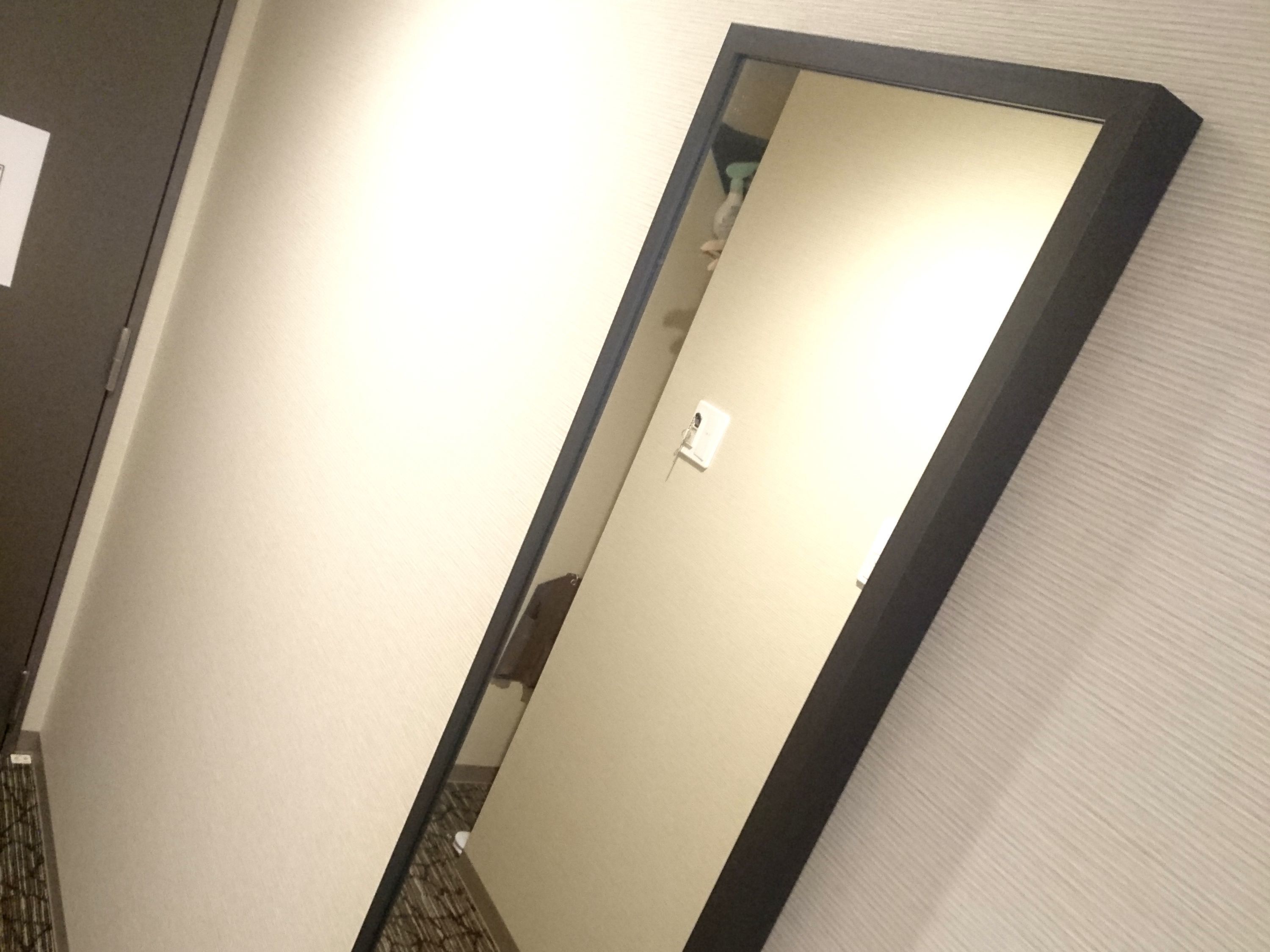 Un couloir étroit avec une porte au fond.