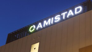 Un edificio con un letrero que dice "CAMISTAD" en letras iluminadas.