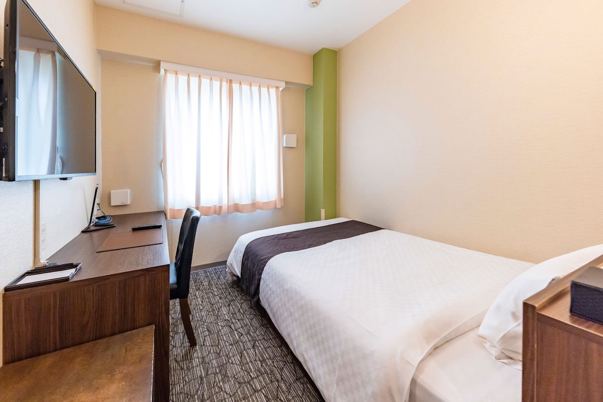 单人房, 吸烟房 (1 Small Double Bed) | 防过敏的被褥、客房内保险箱、办公桌、熨斗/熨板