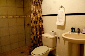 샤워 시설, 레인폴 샤워기, 무료 세면용품, 타월