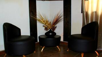 Habitación, 1 cama King size | Tabla de planchar con plancha y ropa de cama