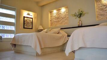 Habitación cuádruple, 2 camas matrimoniales, para no fumadores | Tabla de planchar con plancha y ropa de cama