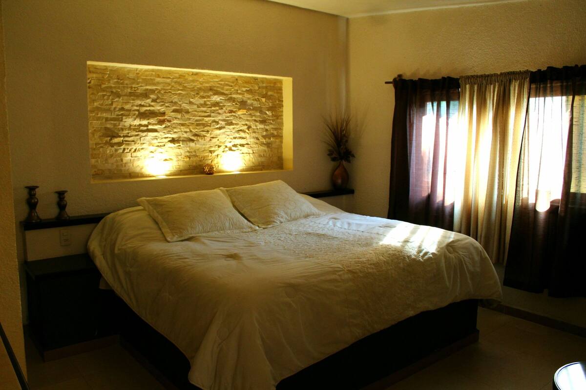 Room, 1 King Bed | Iron/ironing board, bed sheets
