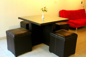 샬레, 침대(여러 개) | 거실 공간 | LED TV