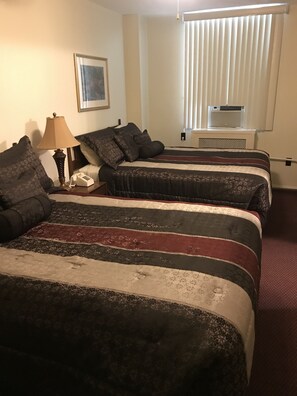 Skrivbord, arbetsyta för laptop och gratis wi-fi