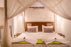 Minibar, iron/ironing board, free WiFi, bed sheets - OYO Pousada Castanheira De Trancoso (Porto Seguro)