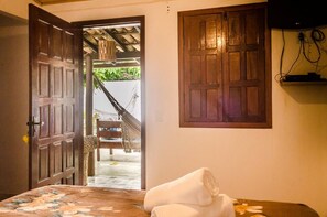 Minibar, iron/ironing board, free WiFi, bed sheets - OYO Pousada Castanheira De Trancoso (Porto Seguro)