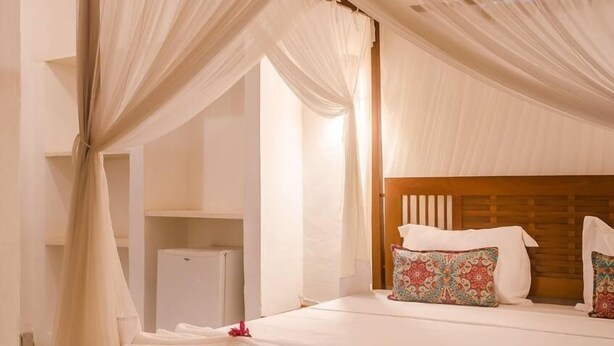 Minibar, iron/ironing board, free WiFi, bed sheets - OYO Pousada Castanheira De Trancoso (Porto Seguro)