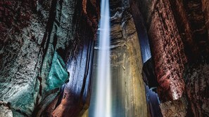 Ein Wasserfall in einer felsigen Höhle.