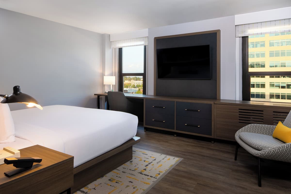 Hypo-allergenic bedding, in-room safe, desk, laptop workspace