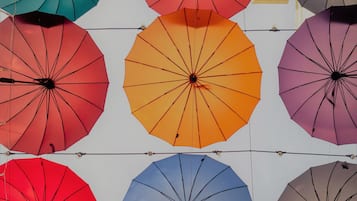 Un plafond orné de plusieurs parapluies disposés selon un motif en réseau.