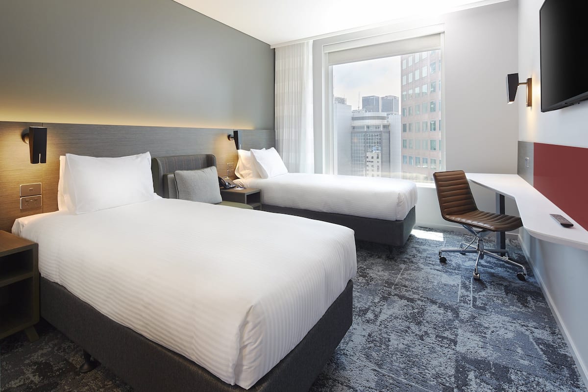 Premium-sengetøj, senge med topmadrasser, pengeskab på værelset