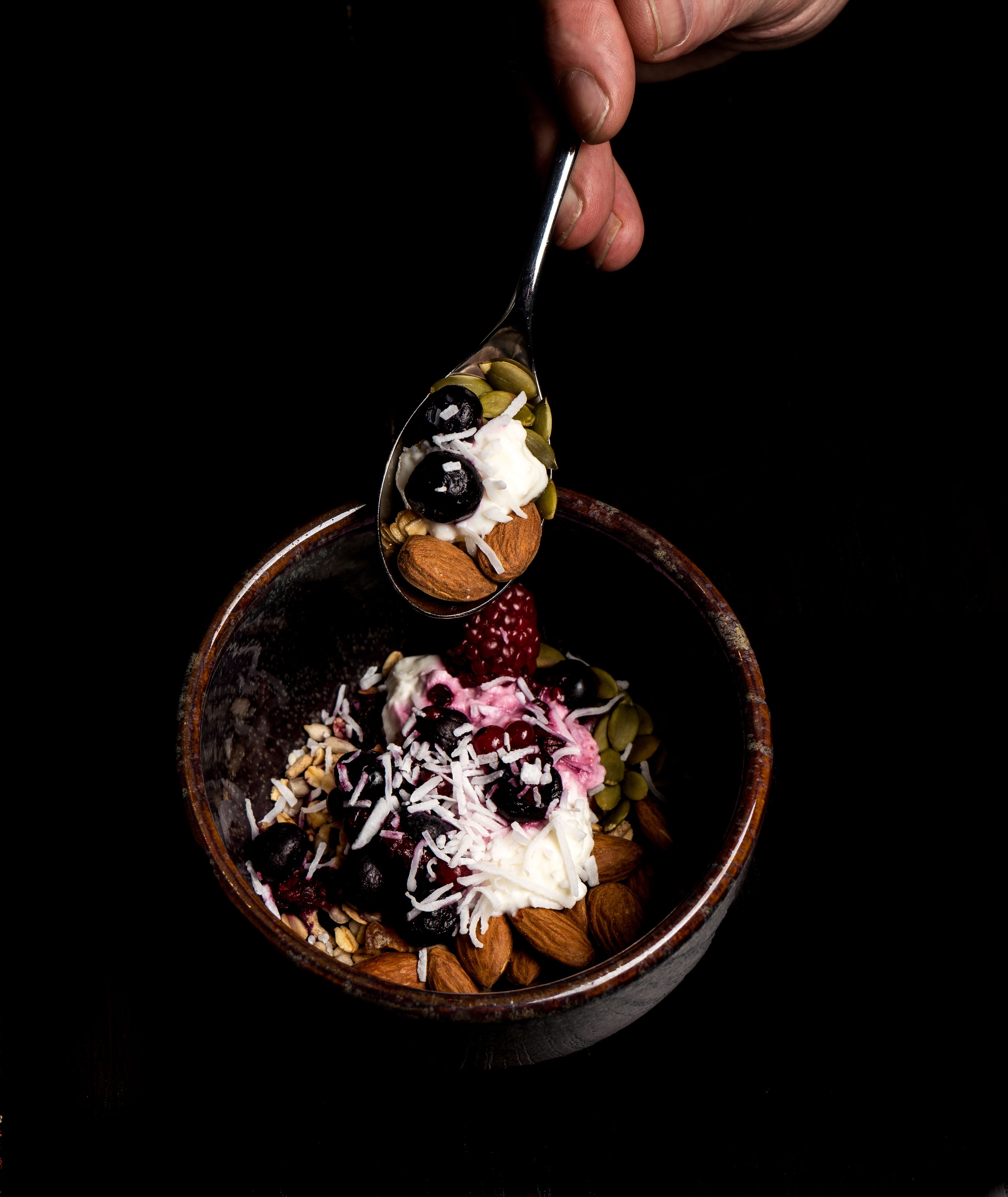 Un tazón de nueces y frutas secas.