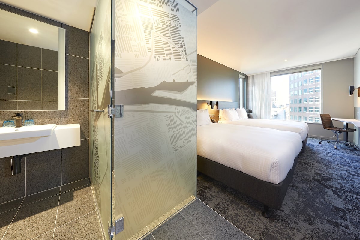 Premium-sengetøj, senge med topmadrasser, pengeskab på værelset