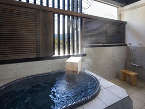 Secadora de cabello, pantuflas, toallas 