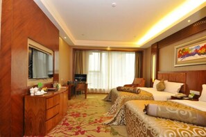 Cofres nos quartos, escrivaninha, cortinas blackout
