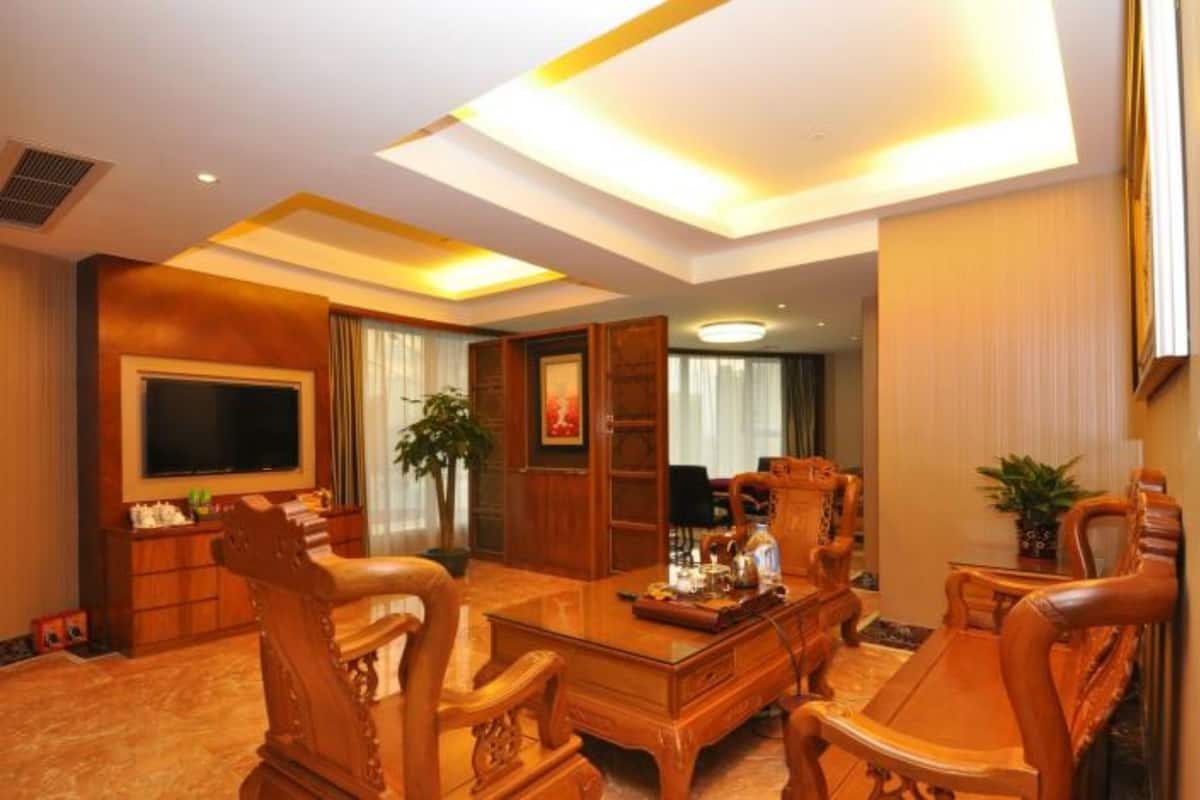 Suite Business | Caja fuerte, escritorio, cortinas opacas y tabla de planchar con plancha