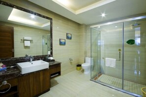 Shower, free toiletries, hair dryer, slippers - Oriental Royal Hotel (Guangzhou)