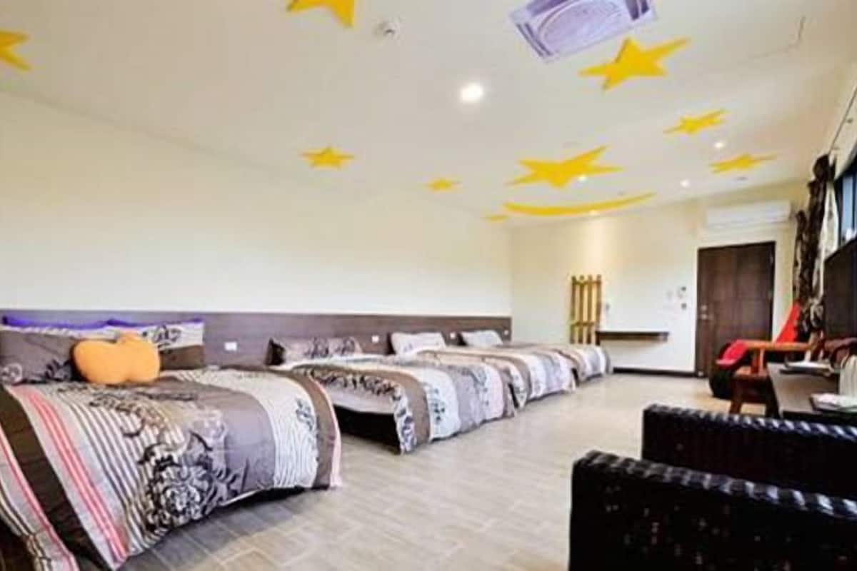 Family Room, Courtyard View (8 pax) | Blackout drapes, soundproofing, rollaway beds, free WiFi