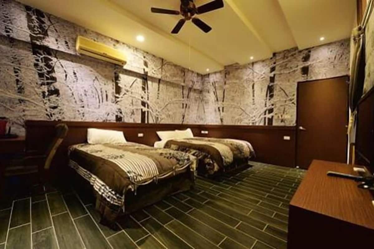 Triple Room, Courtyard View | Blackout drapes, soundproofing, rollaway beds, free WiFi