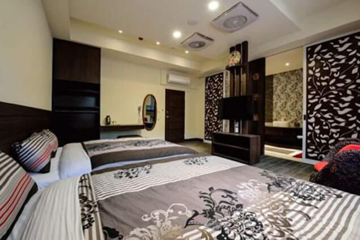 Quadruple Room, Courtyard View | Blackout drapes, soundproofing, rollaway beds, free WiFi