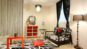 Macchiato Quadruple Room | Bathroom | Shower, free toiletries, hair dryer, slippers
