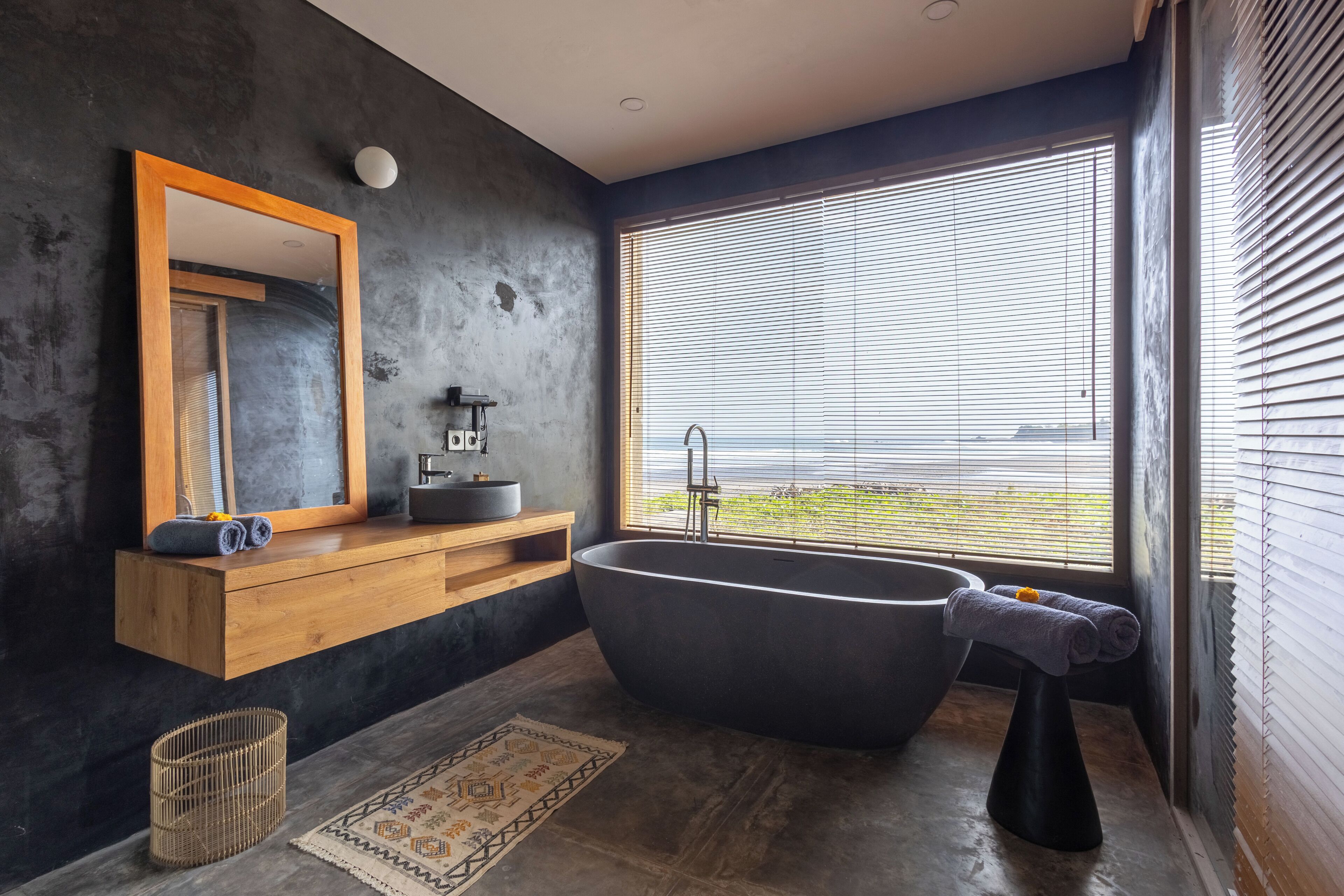 独特别墅 | 浴室 | 独立的浴缸和淋浴、深泡浴缸、免费洗浴用品、吹风机