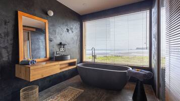 Vila exclusiva | Banheiro | Banheira e chuveiro separados, banheira de imersão