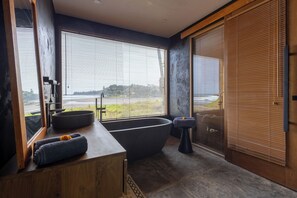 Exclusieve villa | Badkamer | Een aparte badkuip en douche, een diep bad, gratis toiletartikelen