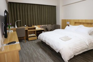 Deluxe Business Room  | In-room safe, desk, blackout curtains, soundproofing - Dalian Royal Hotel (Dalian)