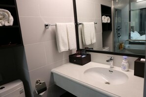 Deluxe Business Room  | Bathroom | Combined shower/bathtub, free toiletries, hair dryer, slippers - Dalian Royal Hotel (Dalian)