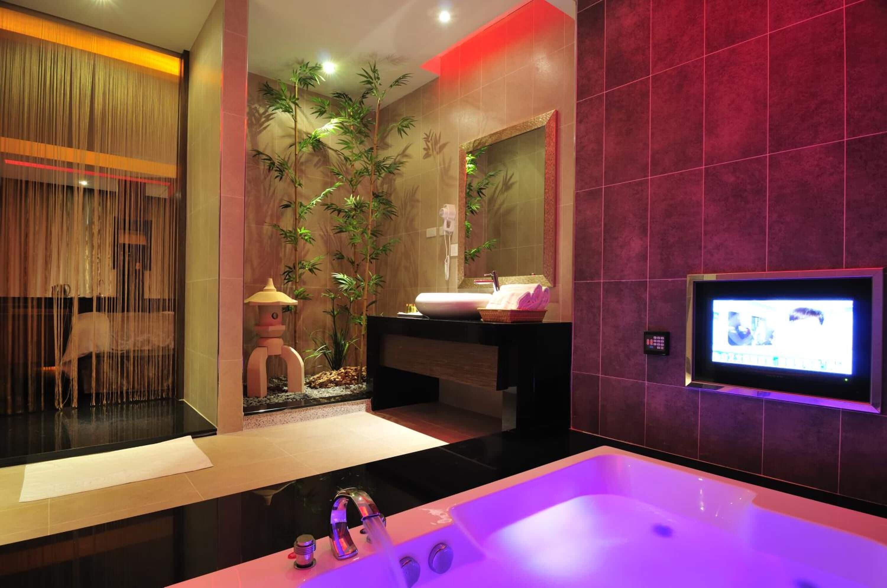 獨立浴缸和淋浴設備、按摩浴缸、淋浴花灑、免費盥洗用品