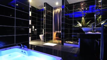 Separate bathtub and shower, jetted bath, rainfall showerhead