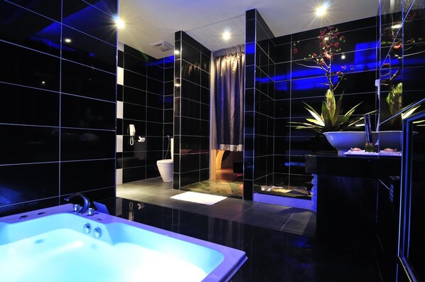 Separate tub and shower, jetted tub, rainfall showerhead - One Plus One Motel (Taoyuan City)