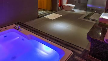 Family Quadruple Room | Free minibar, individually decorated, individually furnished