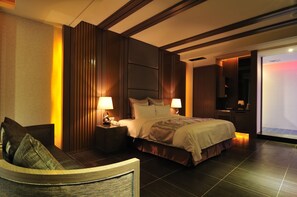 Minibar con artículos gratuitos y decoración personalizada 