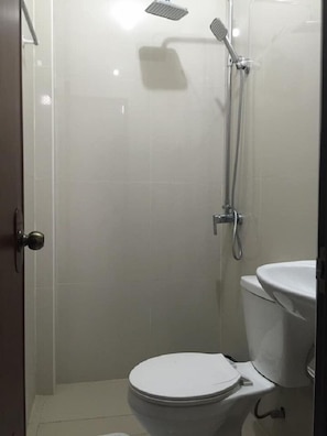 Regadera, amenidades de baño gratuitas, pantuflas, toallas
