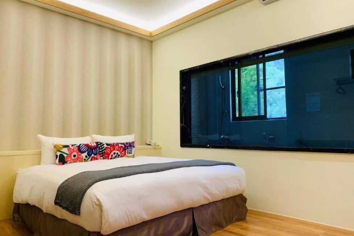 1 bedroom, down duvets, laptop workspace, blackout curtains