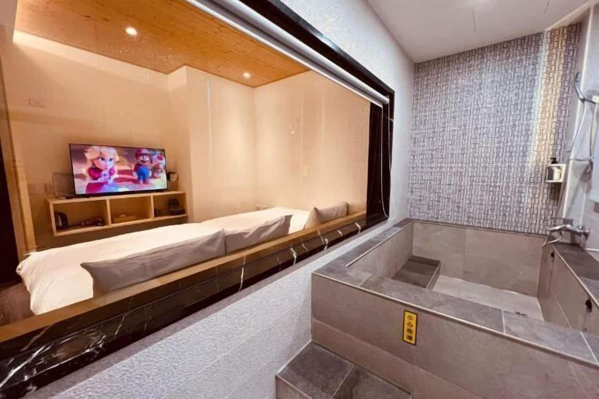 1 bedroom, down duvets, laptop workspace, blackout curtains