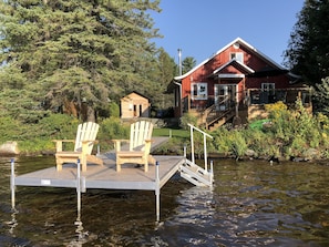 Chalet Lac D’Argent, bord de l’eau Estrie avec spa creusé au sel , sauna, plage