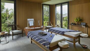 Salas de tratamiento para parejas, un sauna, una bañera de hidromasaje