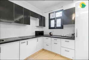 Een koelkast, een magnetron, een oven, een waterkoker