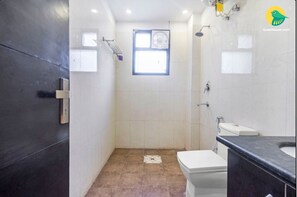 Regadera, toallas, jabón, shampoo 