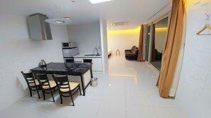 Kamar (Gaonnuri, 18PY,2F, Extra fee from 4th) | Dapur pribadi | Lemari es, microwave, dan ketel listrik