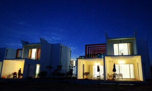 Vista frontal de la propiedad